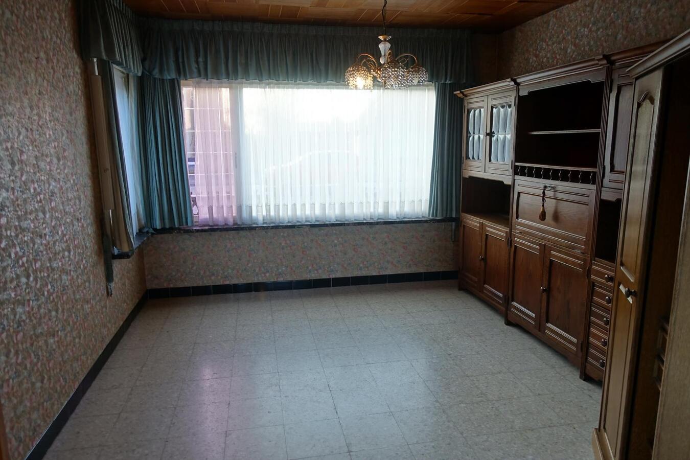 Degelijke halfopen woning met garage 