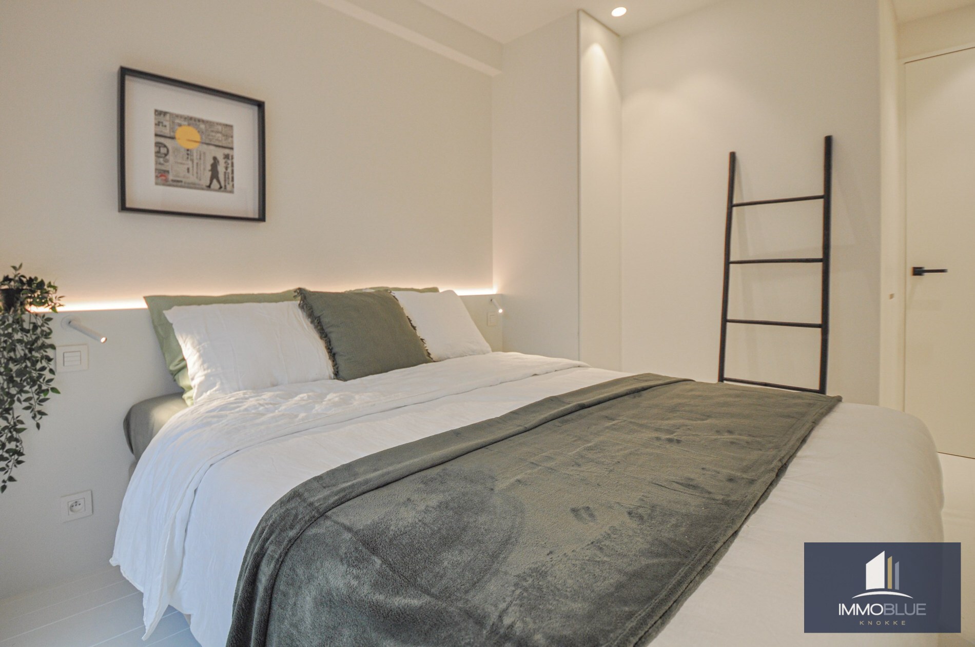 Volledig gerenoveerd appartement met een mooi zijdelings zeezicht gelegen in het Zoute. 