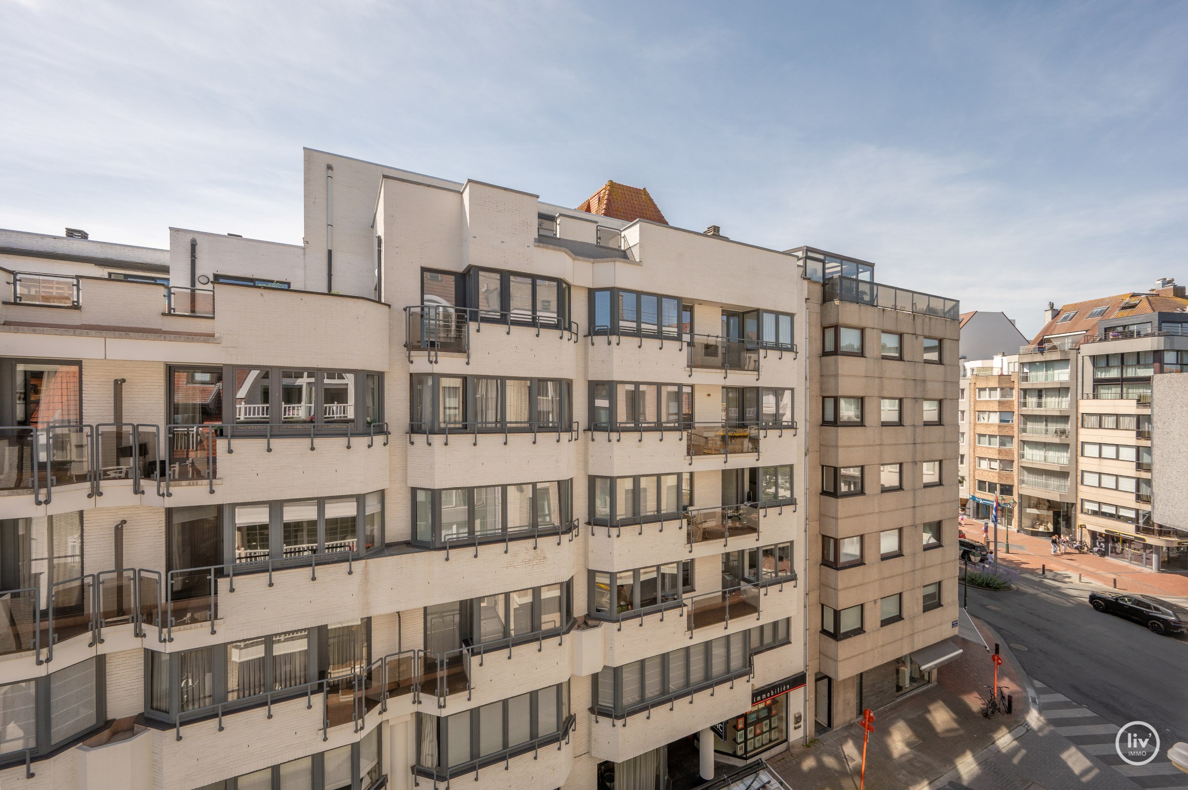 Appartement en duplex ensoleillé et spacieux avec terrasse orientée plein sud situé dans la Zoutelaan à Knokke. 