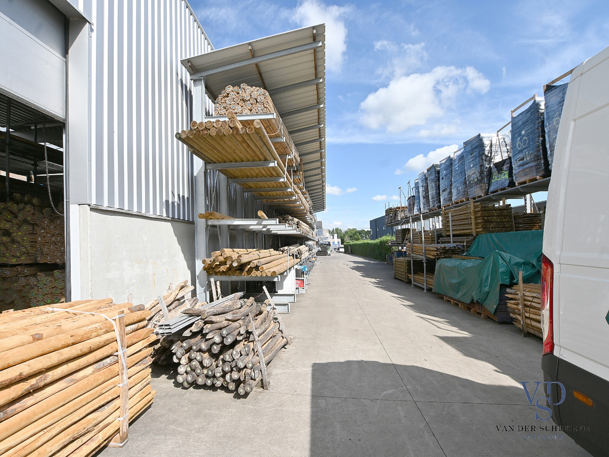 Loods met burelen en woongelegenheid. 