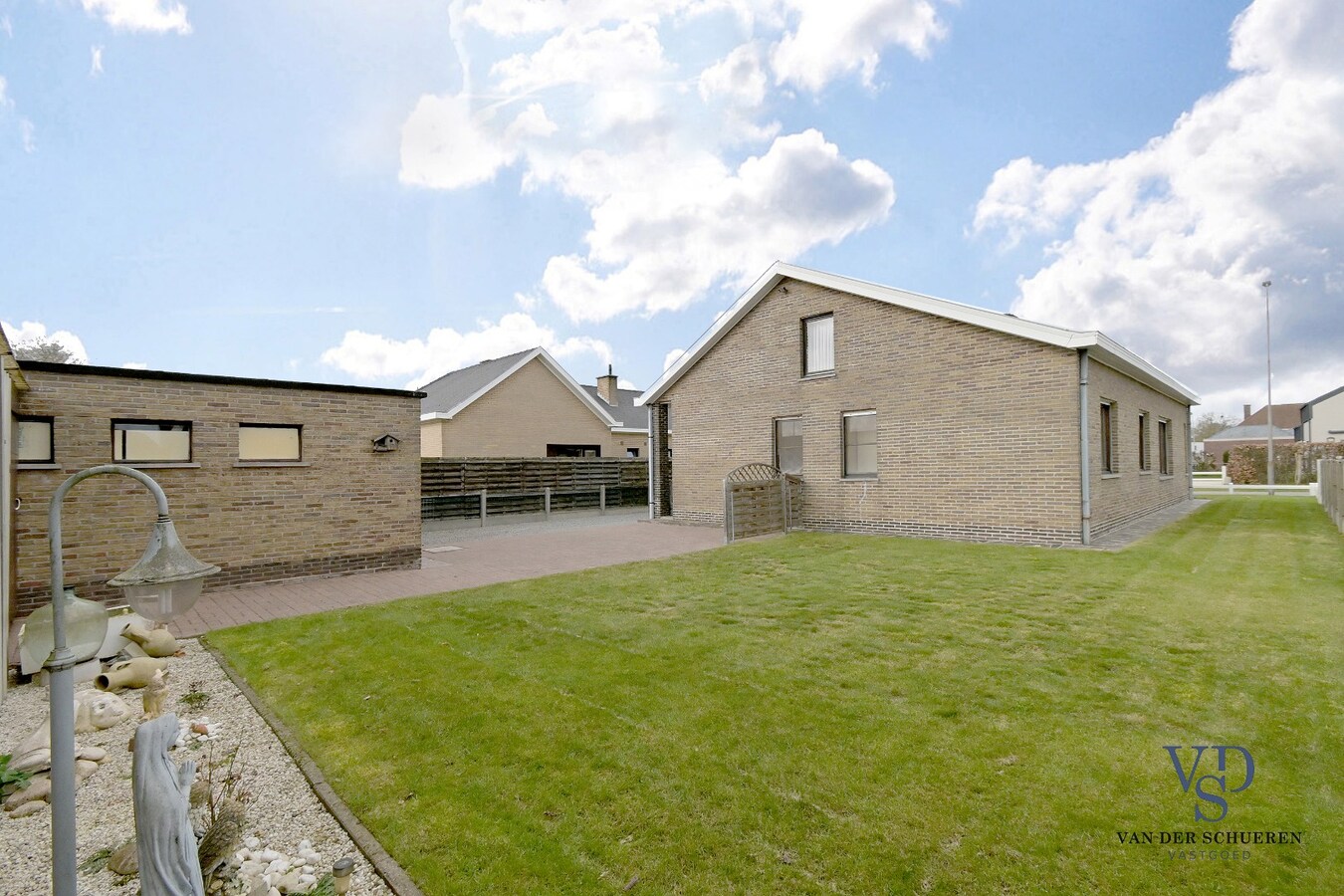 Gelijkvloerse woonst, in een residentiële wijk. 