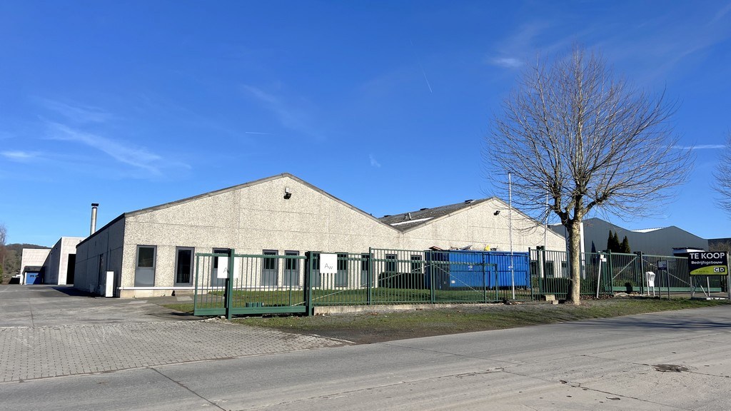 Bedrijfsgebouw met laadkades en kantoren te koop in Ronse