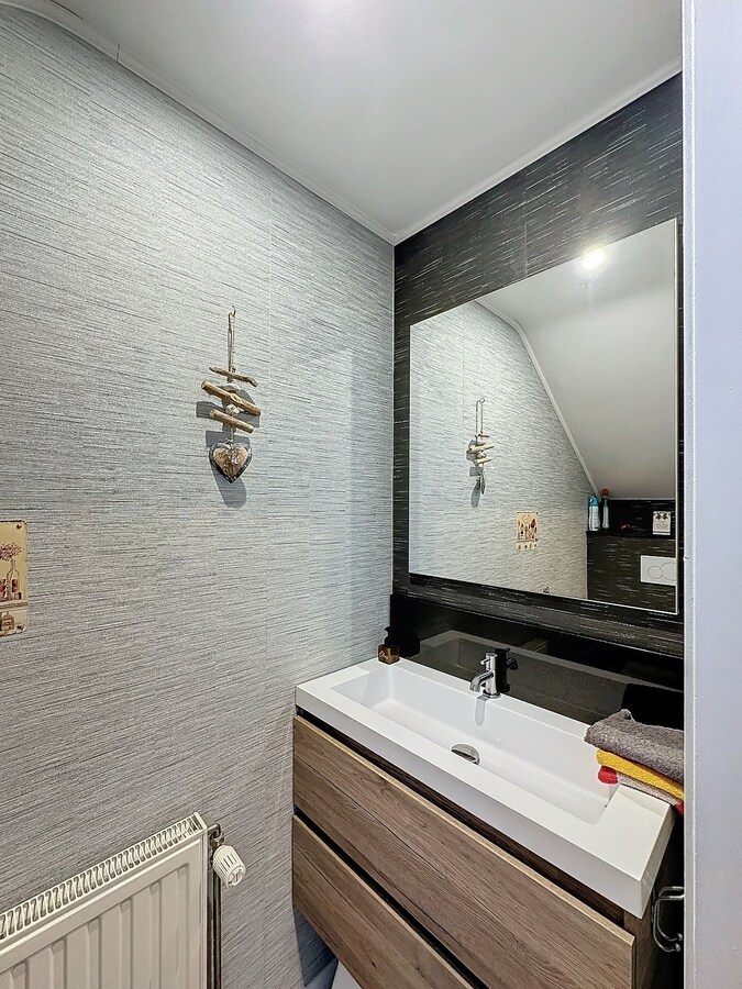 Deze woning is gelegen in Kaulille, een deelgemeente van Bocholt, in een doodlopende straat met een gezellig pleintje. 