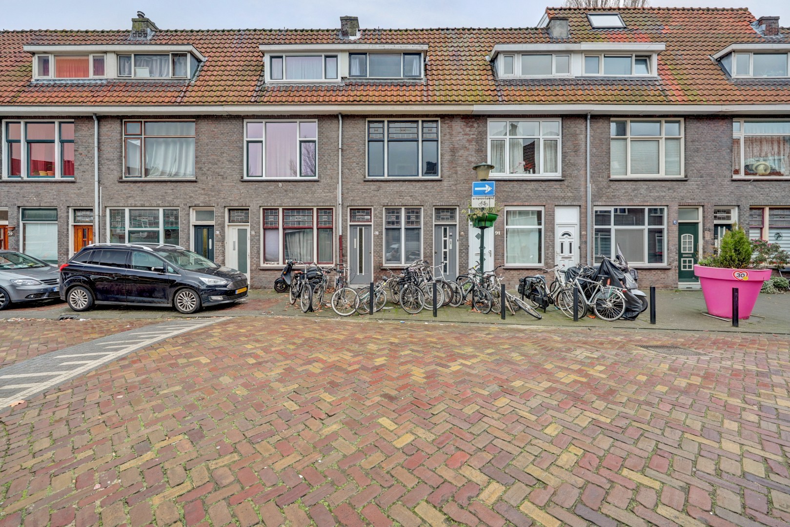 Sfeervol en karakteristiek jaren '30 bovenwoning met prachtige glas-in-lood details, 2 goede slaapkamers, ruime keuken en badkamer en gelegen op eigen grond! 