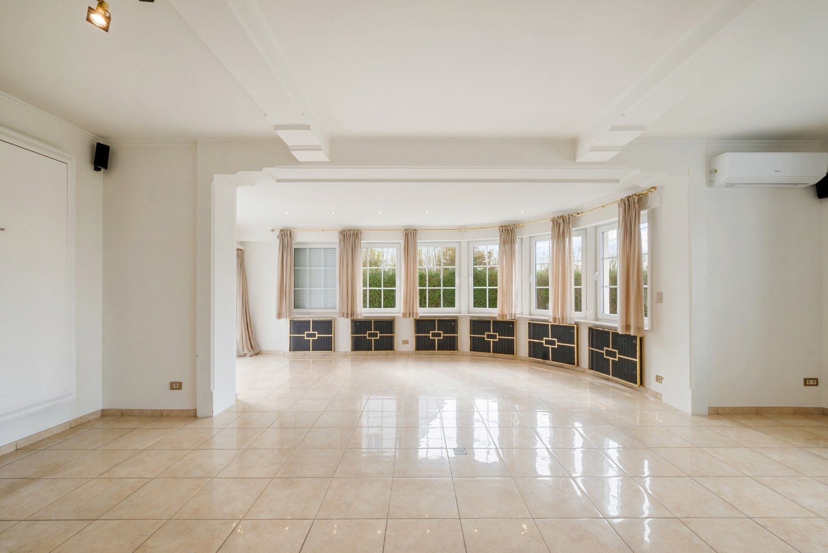 Stijlvolle villa met 5 slaapkamers op mooi perceel van 1325m² 