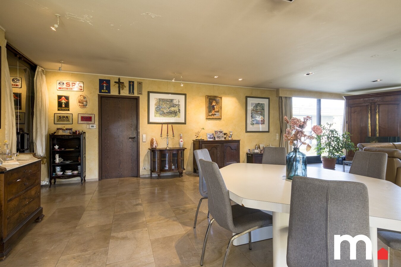 Unieke Villa te Roeselare op 2258m² met 28 zonnepanelen en 432m² bewoonbare oppervlakte! 