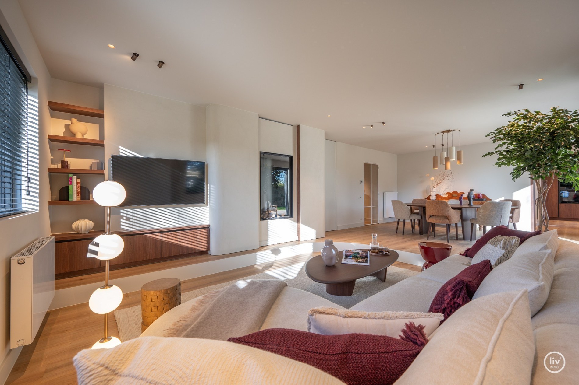 Magnifique villa rénovée, située sur un grand terrain de 1365 m2 dans un quartier résidentiel de villas, à proximité du centre de Knokke. 