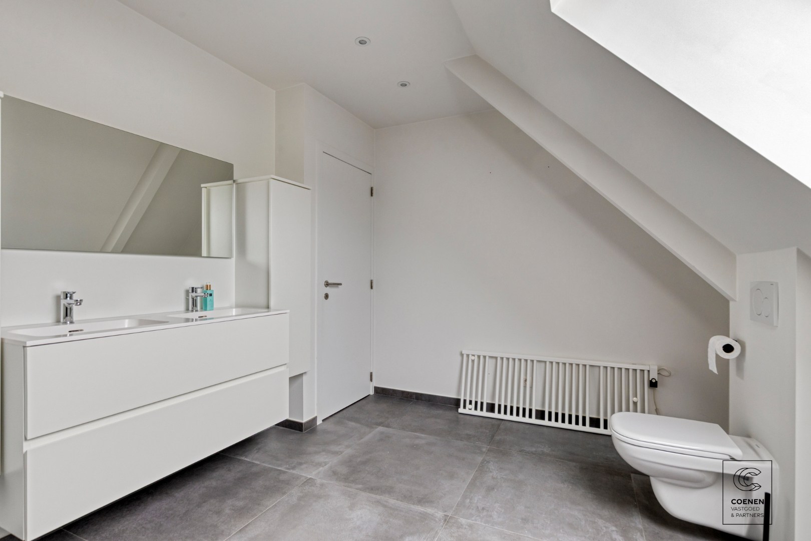 Gerenoveerde woning met 4 à 5 slpk's op een gunstige ligging te Oelegem! 