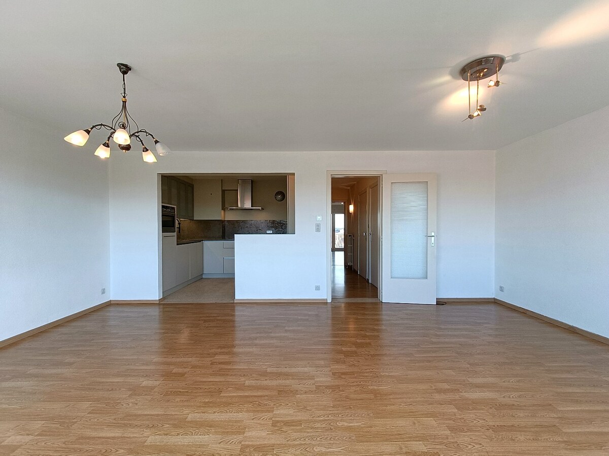 Ruim 2-slaapkamerappartement met groot terras en garage-optie te Zeebrugge. 