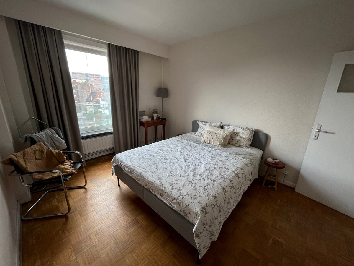 Ruim, lichtrijk appartement met garage én berging (kelder). 