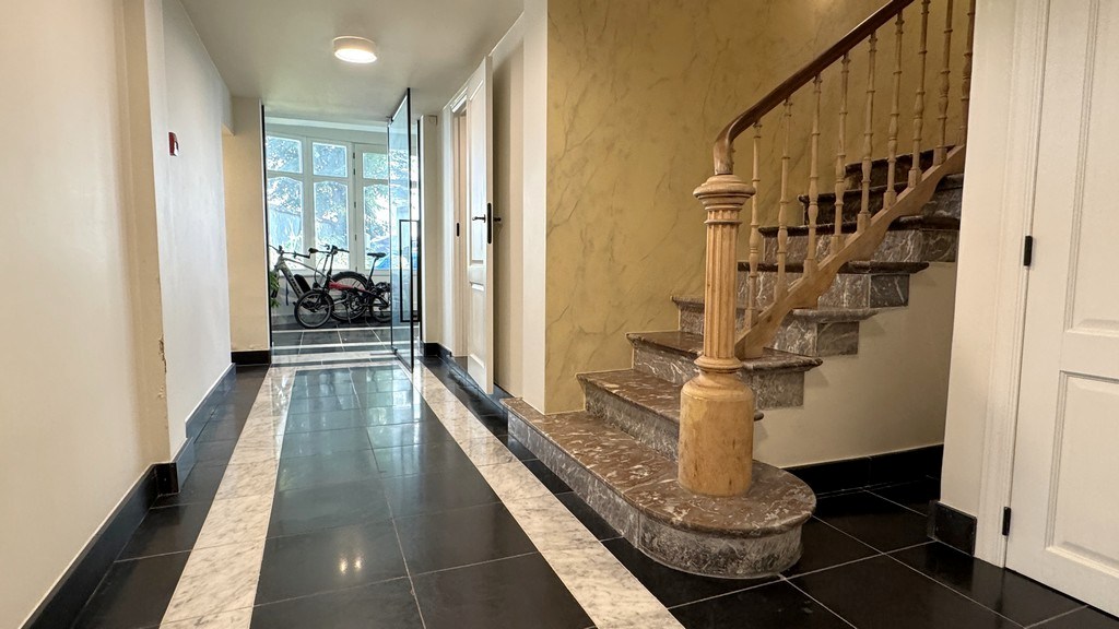 Gemeubelde kantoorruimte met diensten vlakbij het station van Mechelen