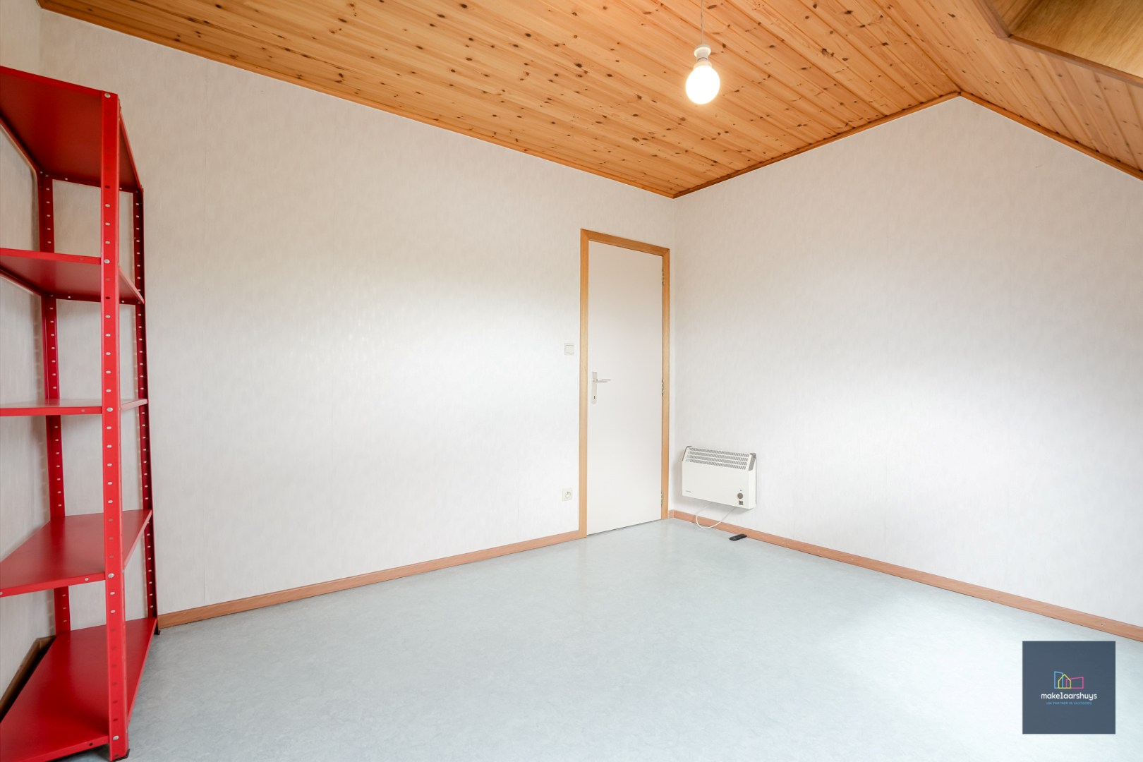 Verzorgde woning in rij met tuin en dubbele garage 