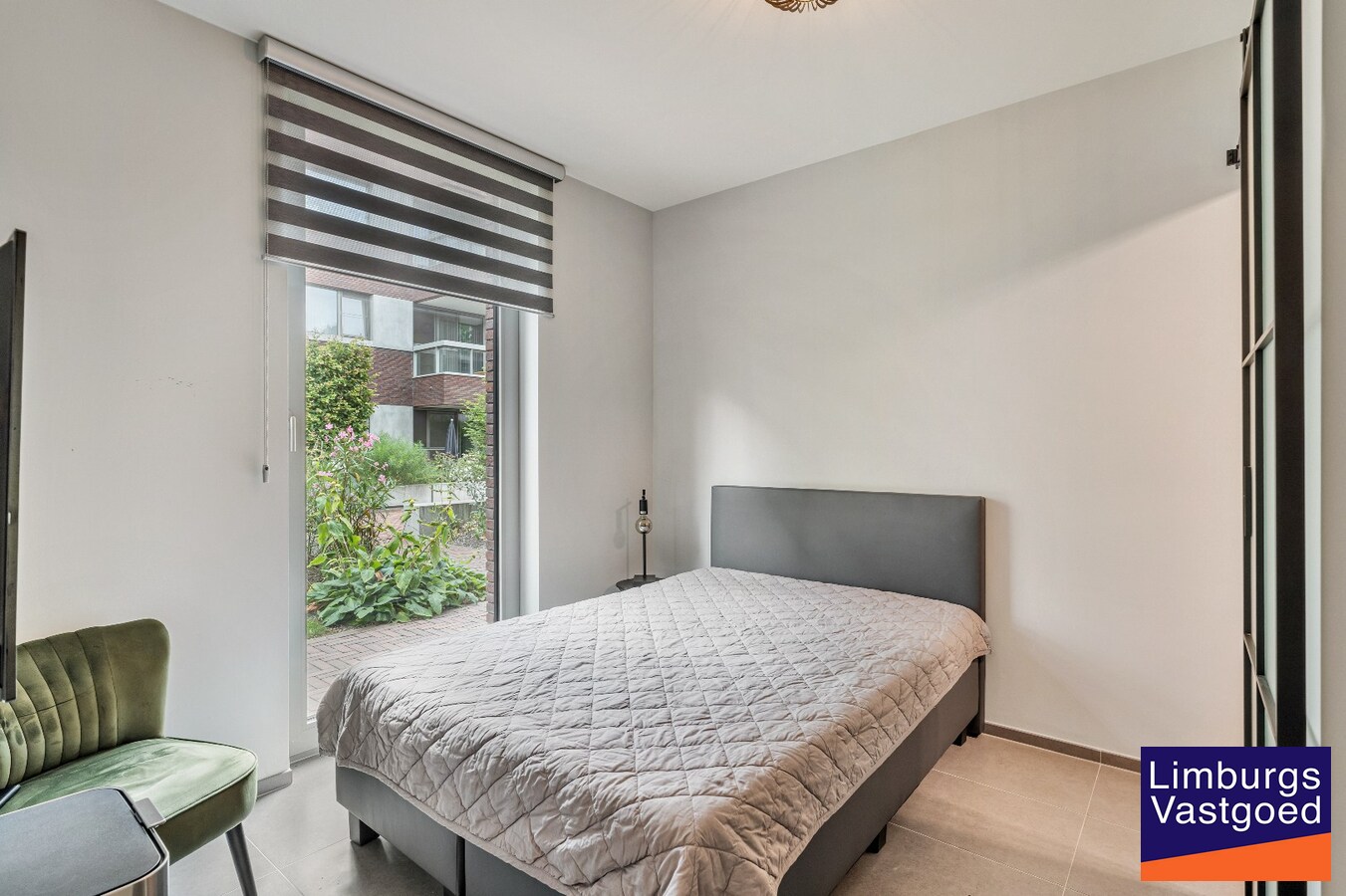 Exclusief gelijkvloers appartement met ruime terrassen, 2 slpk, extra brede autostaanplaats, centrum Genk 