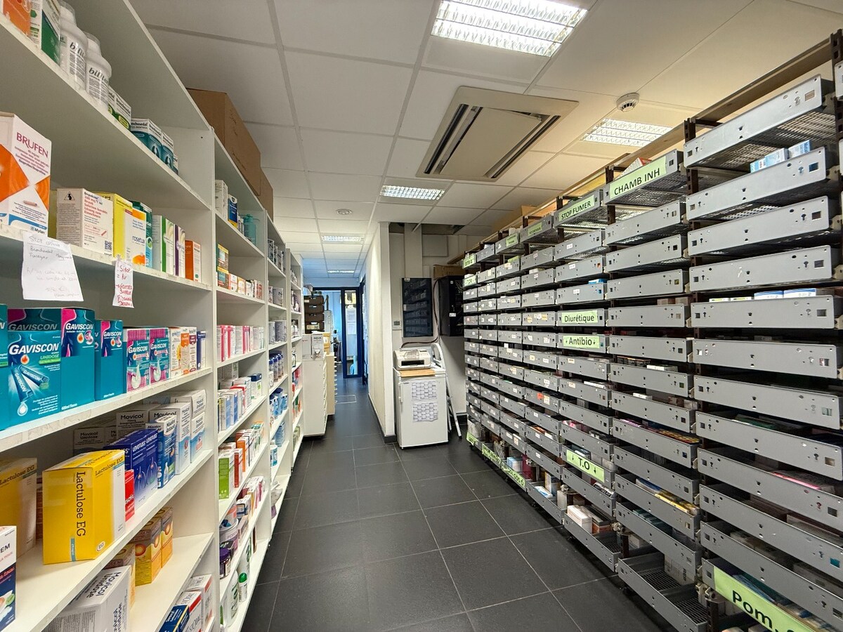 À Dottignies : surface commerciale modulable de ±116 m² avec jardin et excellente visibilité ! 