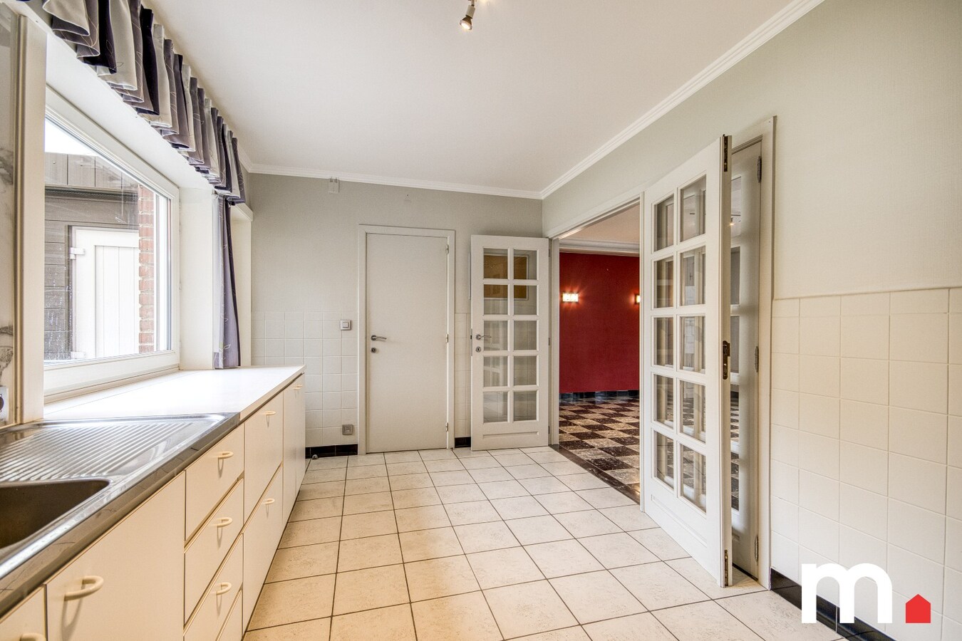 Lichtrijk instapklare woning EPC C  te Roeselare met 3 slaapkamers, zonnepanelen, Garage en praktijk! 