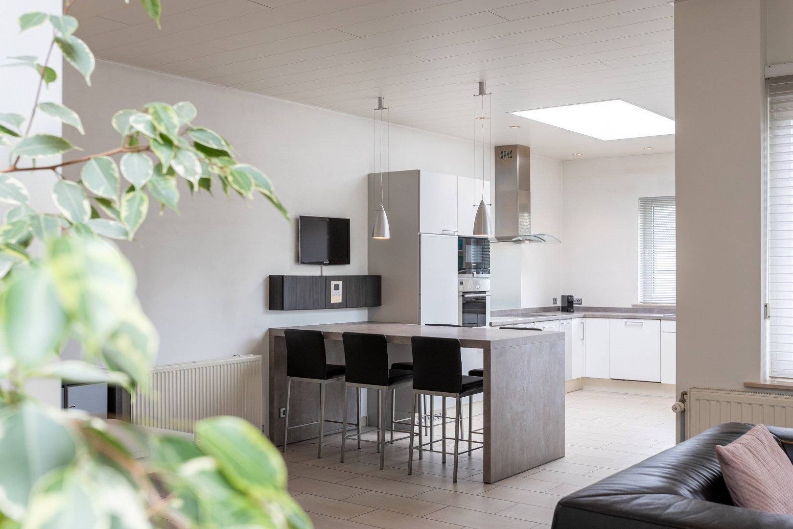 Deels gerenoveerde woning met tuin en garage op gunstige ligging te Halle 