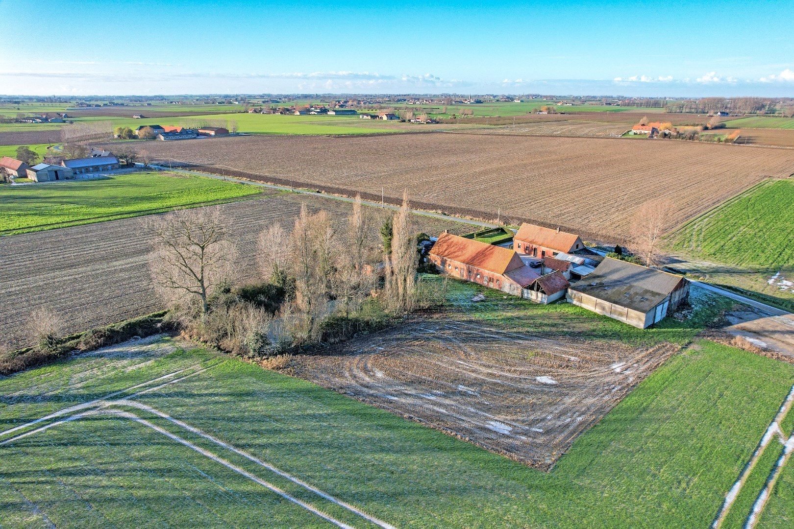Landelijk gelegen te renoveren hoeve op 4395m². 