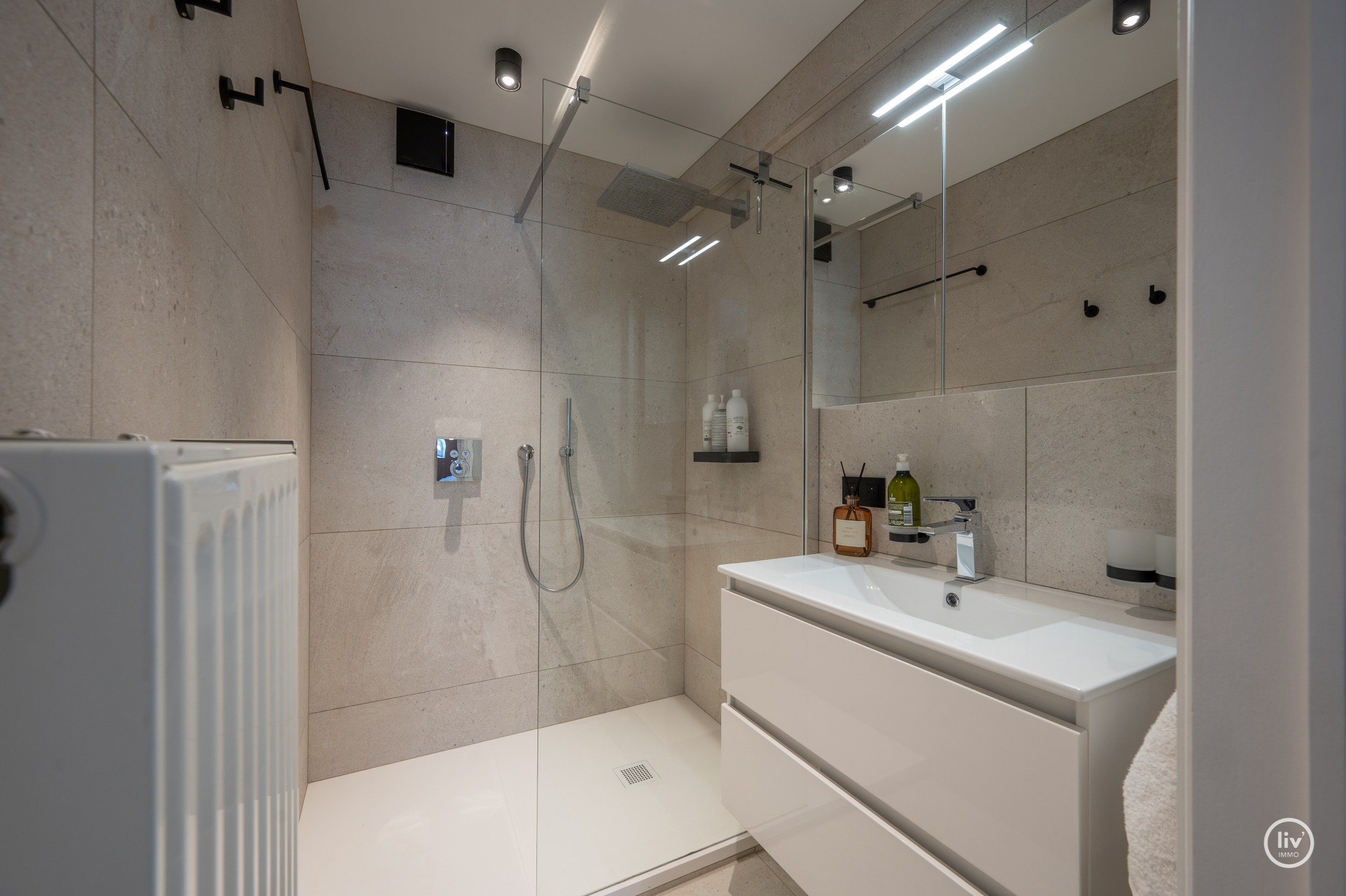 Uniek HOEK duplexappartement/penthouse met panoramisch uitzicht over de Dumortierlaan te Knokke. 