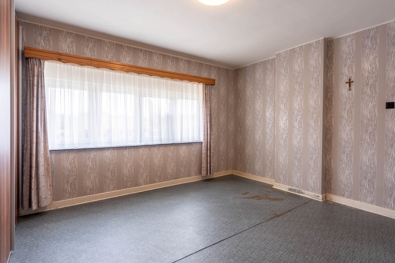 Charmante, te renoveren woning op een perceel van 9a14ca met ruime garage in achtertuin! 