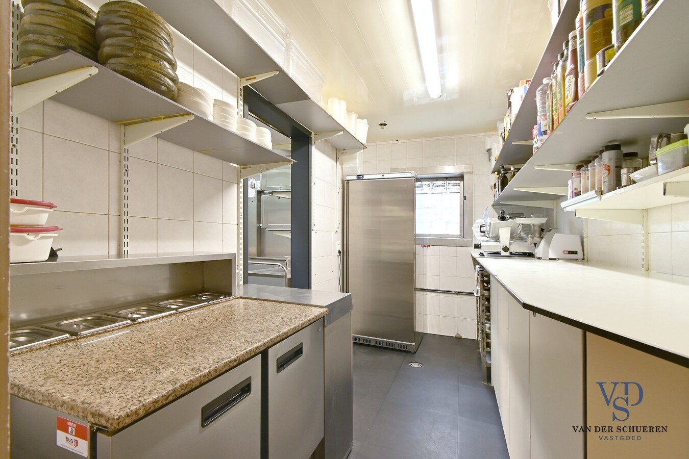 Handelspand (>300 m²) en 2 appartementen. 