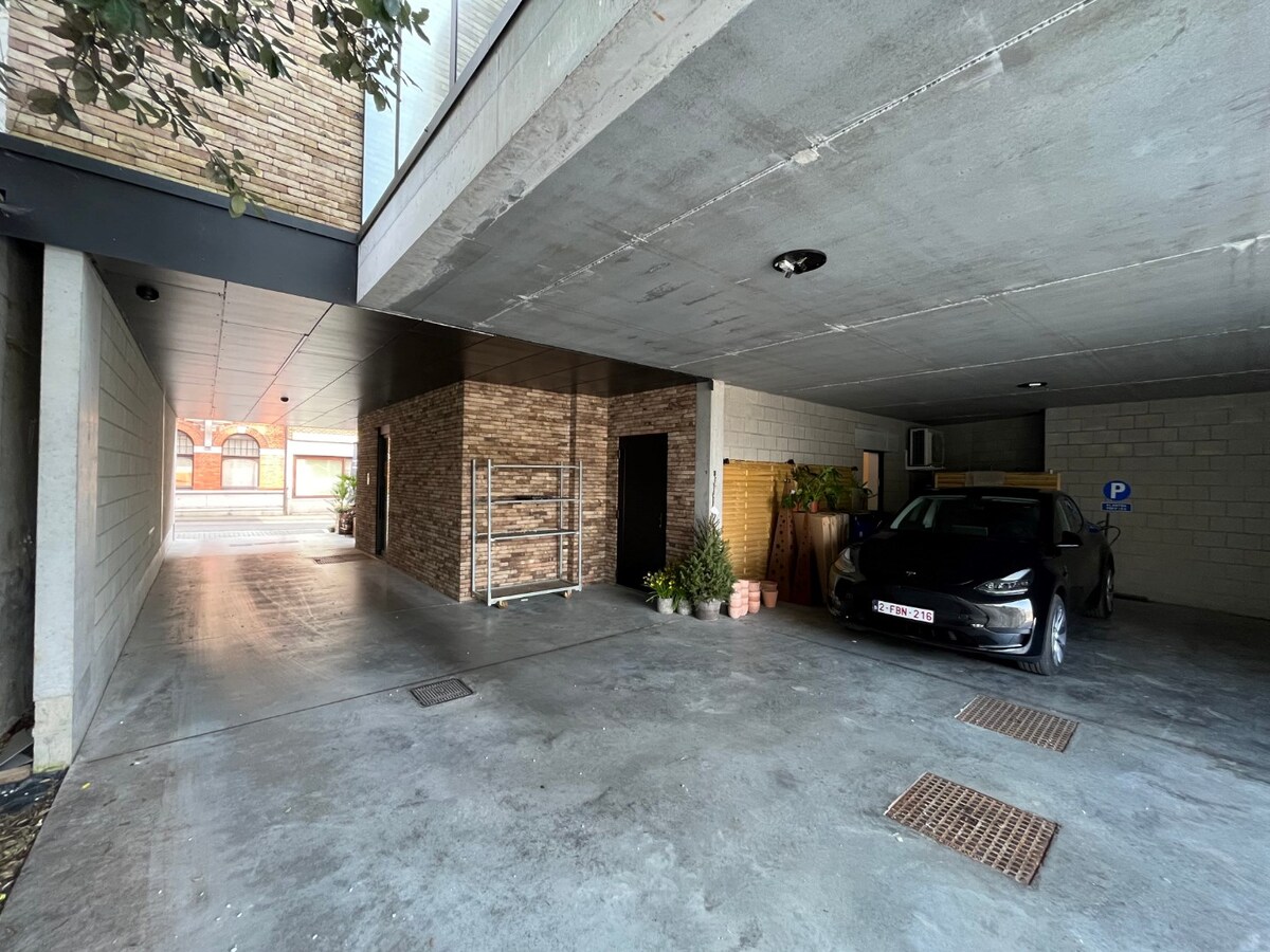 Gelijkvloers handelspand (winkel of kantoor). 