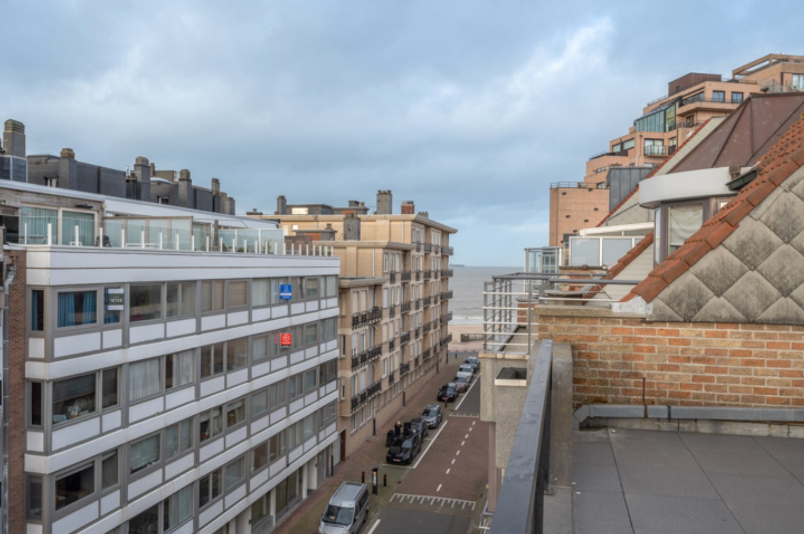 Appartement sous les toits entièrement rénové avec terrasses ensoleillées à 20 mètres de la digue de l'Albertstrand. 