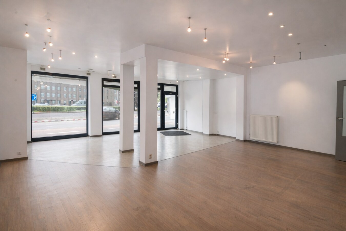 Te koop in Sint-Niklaas: uitzonderlijk handelshuis met woonst en duplex appartement, met optionele garageboxen en sterk opbrengstpotentieel 