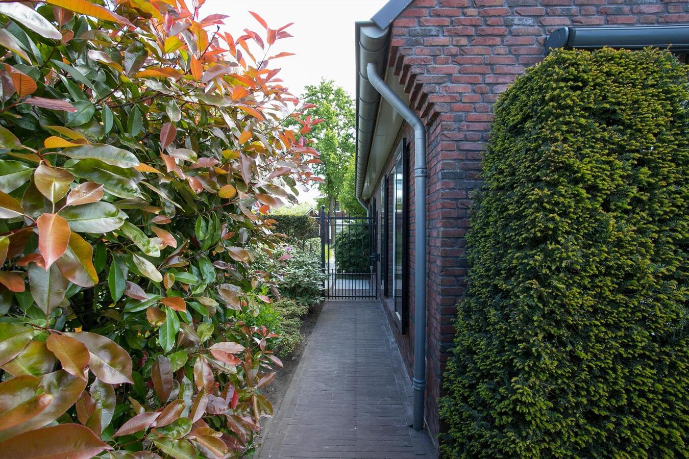 Luxe afgewerkt landhuis met gastenverblijf op een mooie locatie nabij het centrum van Hulsel gelegen op een perceel van 1264 M². 