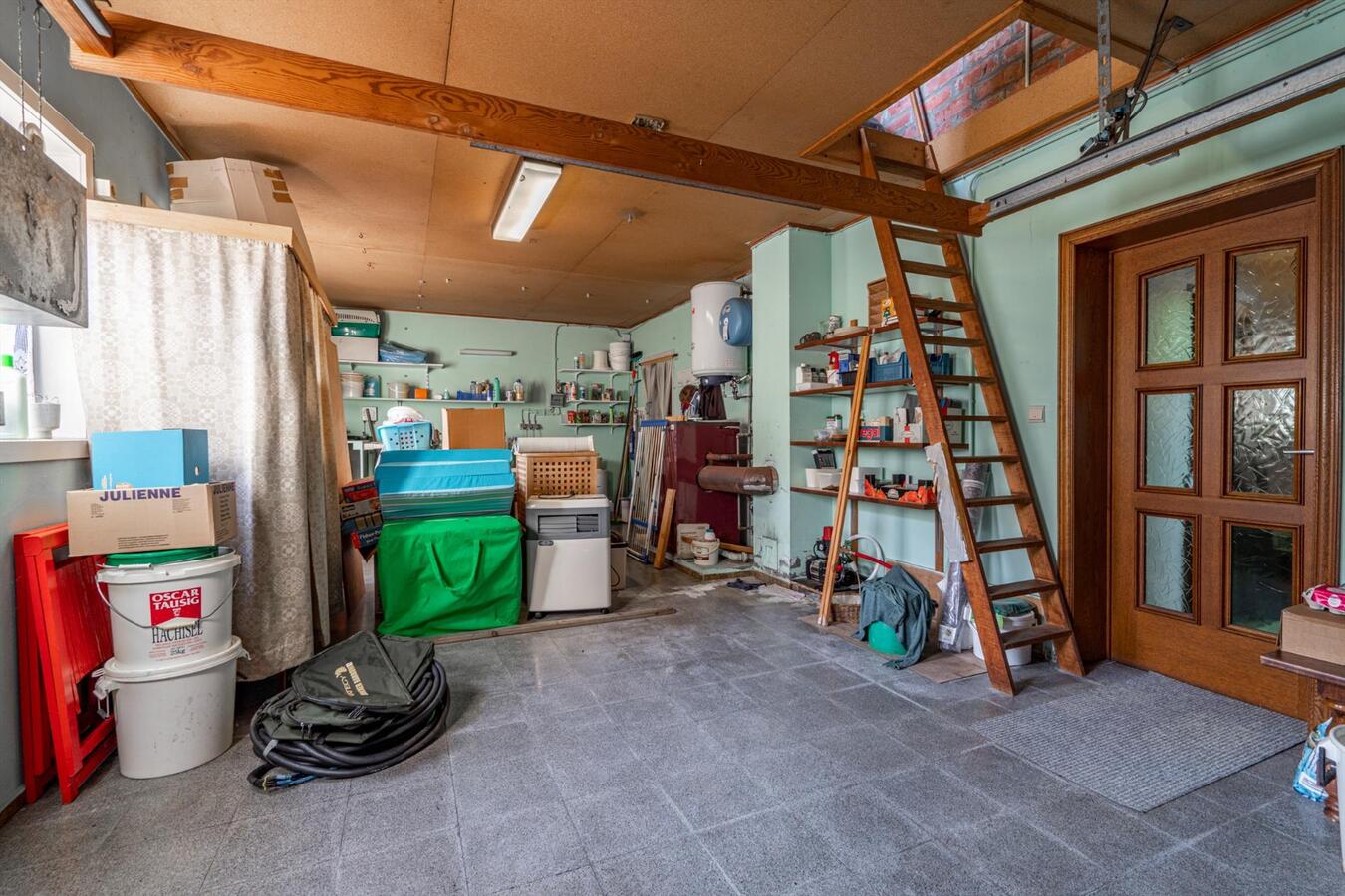 Grote woning met 6 slaapkamers en atelier op 2645 m² te Koekelare 