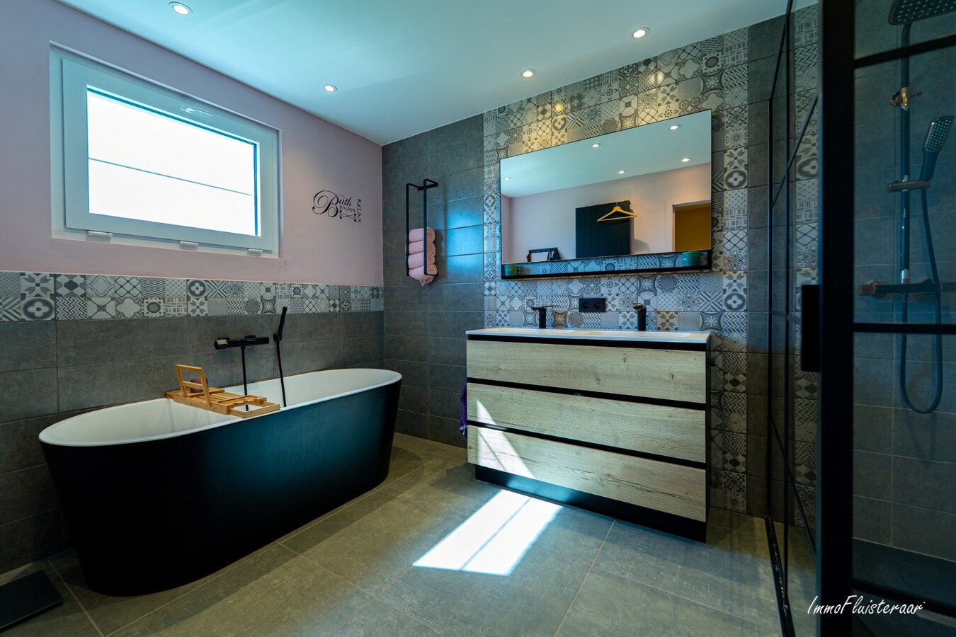 Recent gerenoveerde woning met paardenstallen en buitenpiste op ca. 12.370 m2  te Geel 