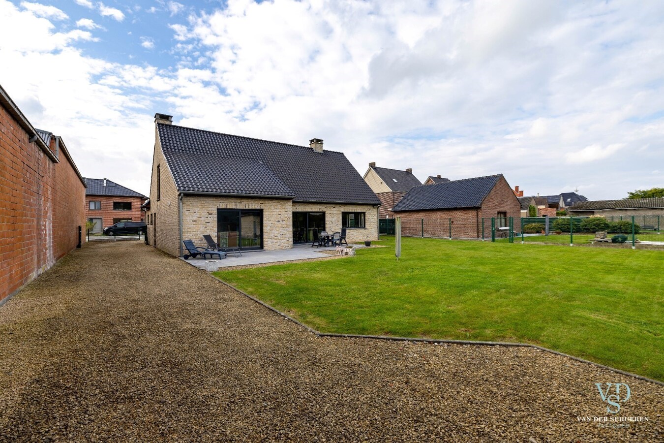 Tijdloze vrijstaande villa op ruim perceel 