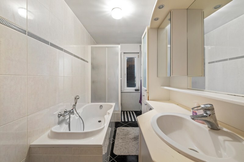 Handelspand met ruime woonst op topligging in Sint-Andries 