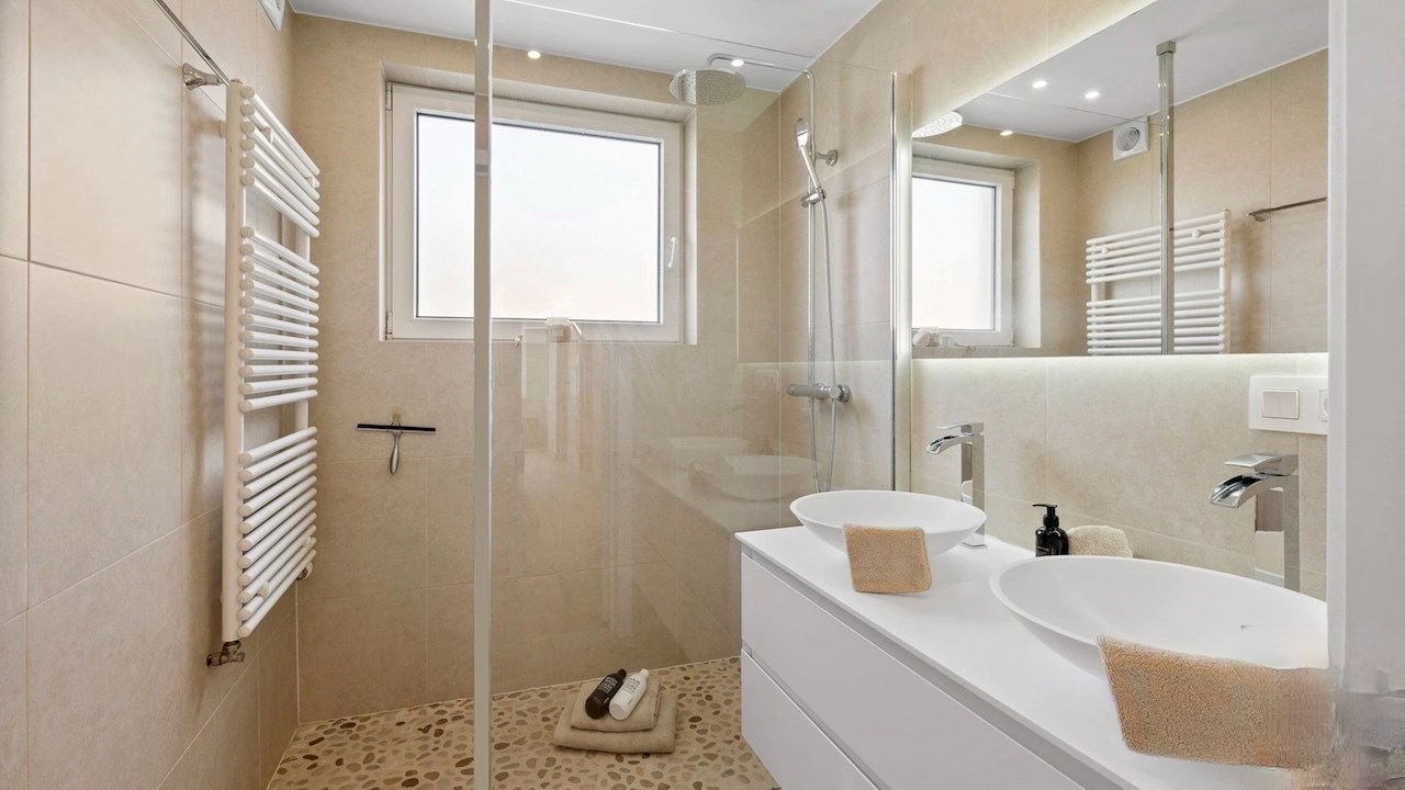 Gezellige villa in een paadje op een zeer centrale ligging, net naast het commerciële centrum van Knokke en op wandelafstand van de zee. 