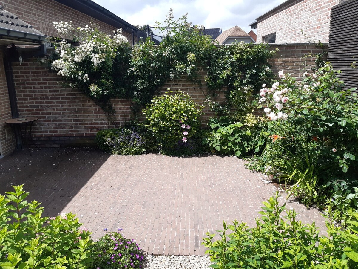 Goed gelegen woning met terras en tuintje. 