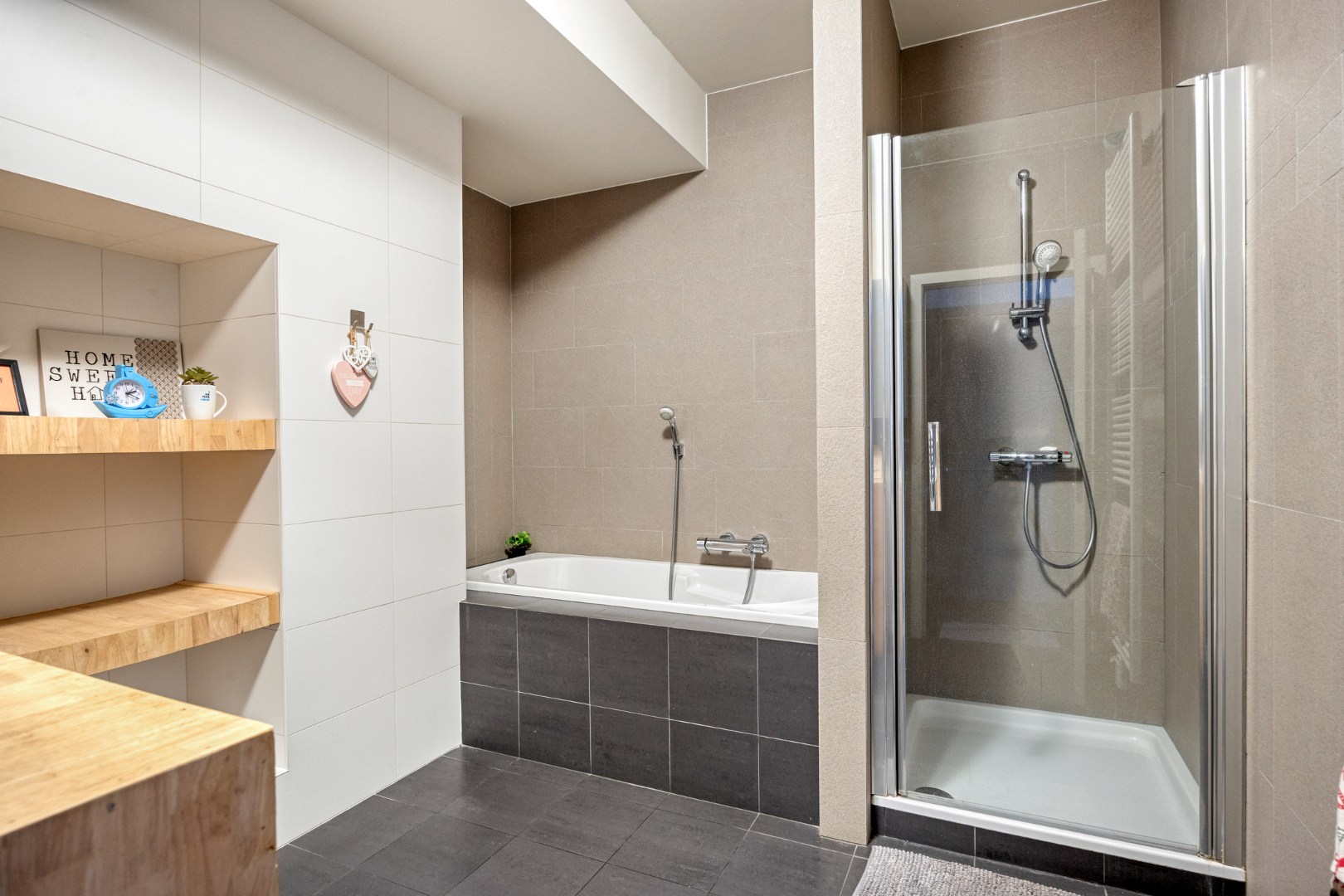 Luxueus gelijkvloers appartement met 2 slpk. in het centrum van Geel 