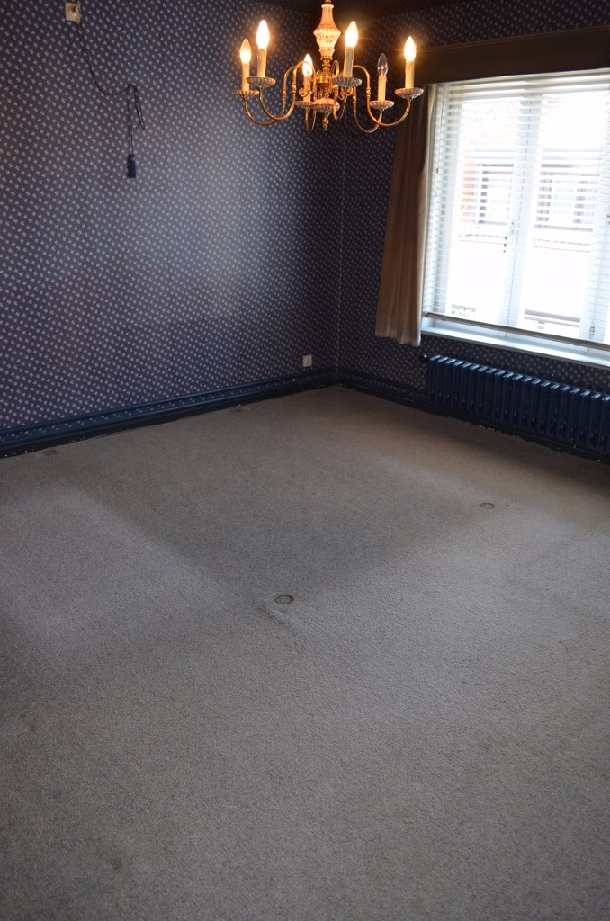 Ruime te renoveren woning met garage en tuin te centrum Eeklo 