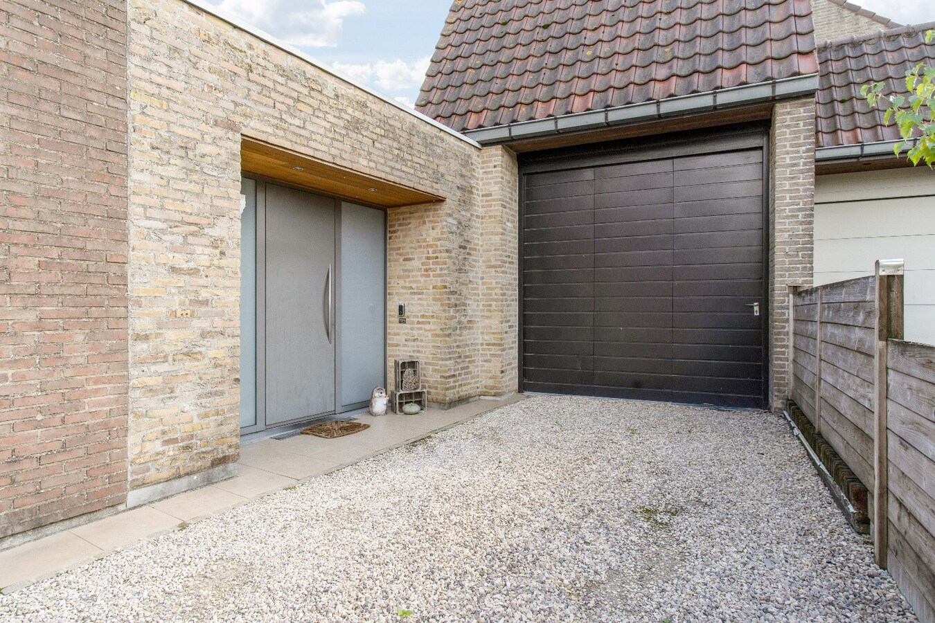 Verassend ruime woning met ruime werkplaats/garage te Houthulst 