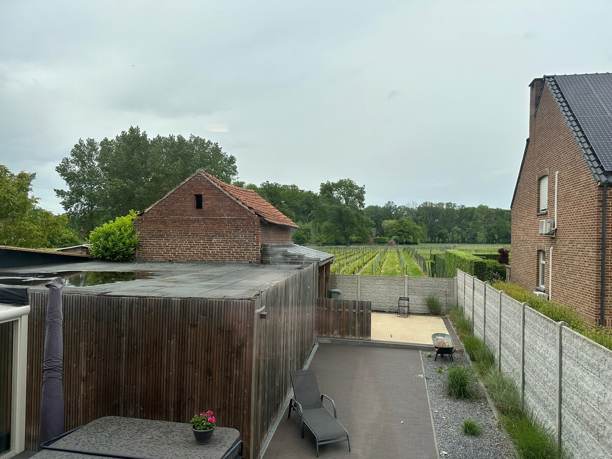 Charmant Leut : eigendom opgedeeld in 2 appartementen. Veranda,  2 garages. 