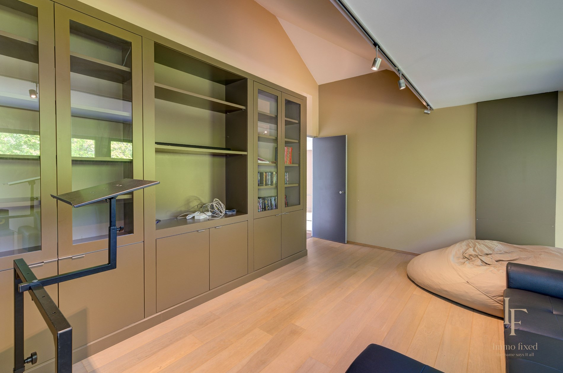 Moderne villa met 7 slaapkamers te Zoersel. 