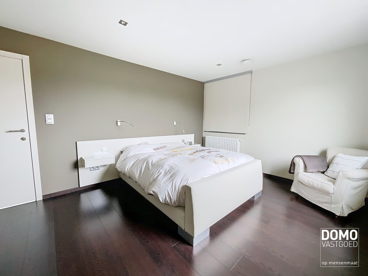 MODERNE OPEN BEBOUWING MET TUIN, INPANDIGE GARAGE EN 2 SLAAPKAMERS TE STOKROOIE 