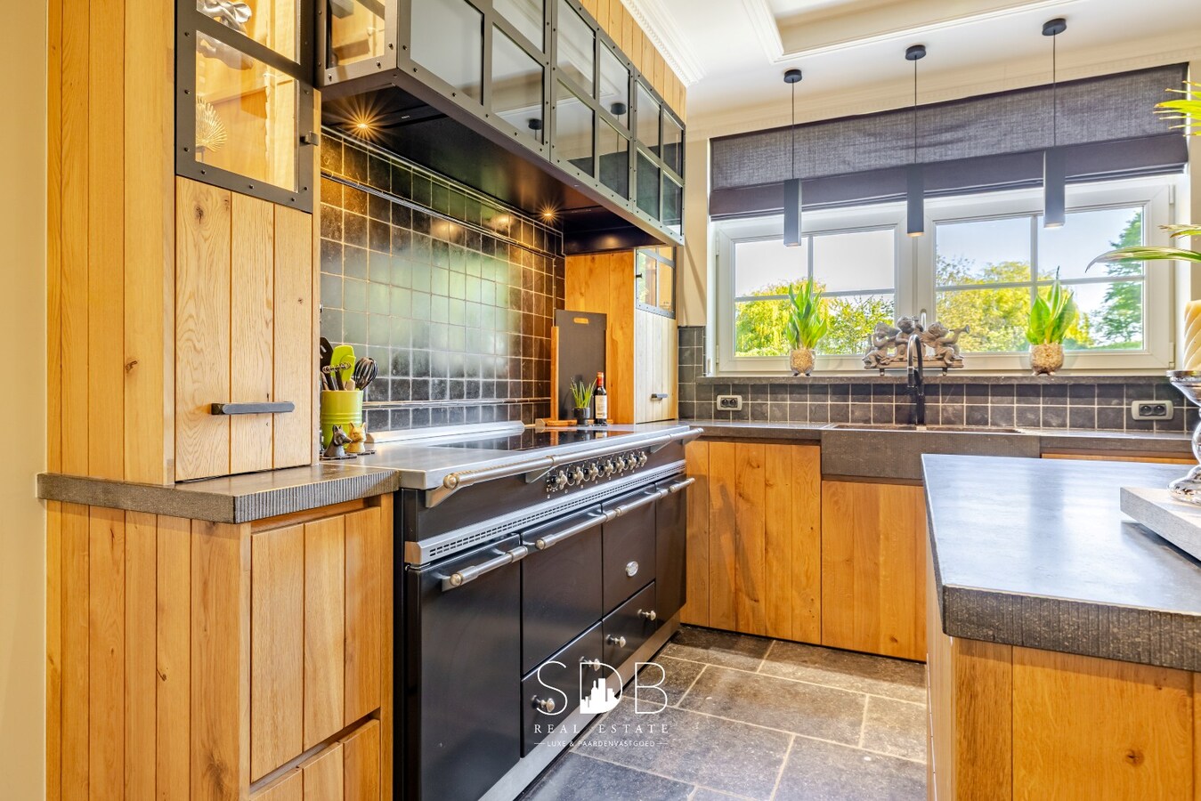 Prachtige stijlvolle woning met bijgebouwen, buitenpiste en graslanden 