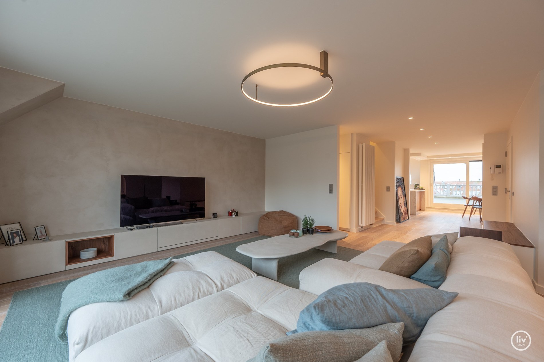 Magnifique appartement en duplex magnifiquement rénové, idéalement situé à proximité de l'église du Sacré-Cœur au cœur de Knokke. 