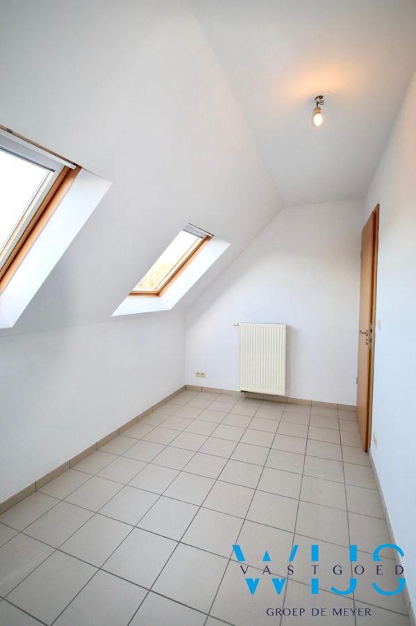 Instapklaar 2 slaapkamer appartement met terras &amp; garage ! 