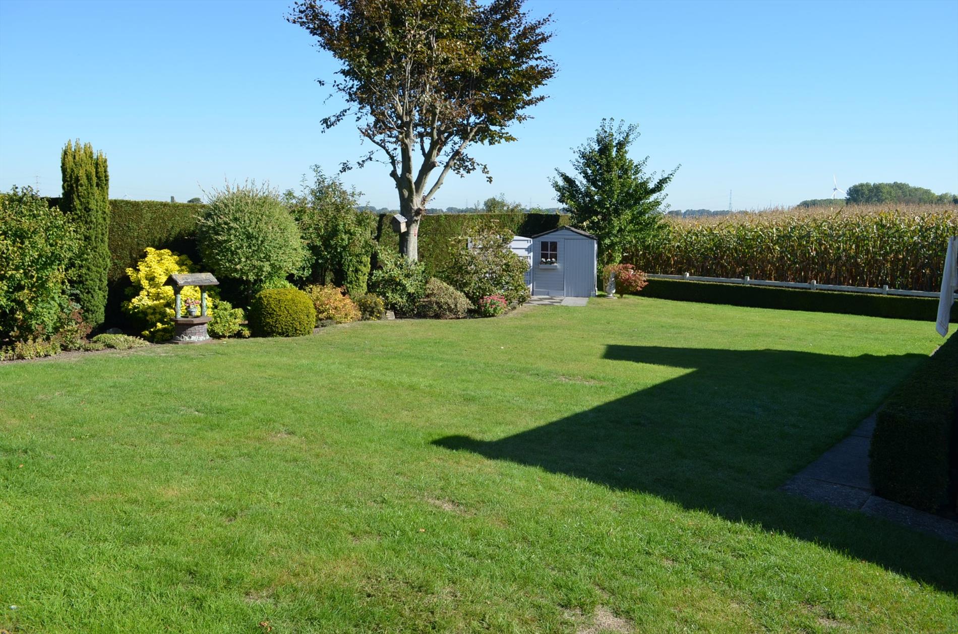 Bungalow op 814m² met  zicht op de weilanden te Adegem 