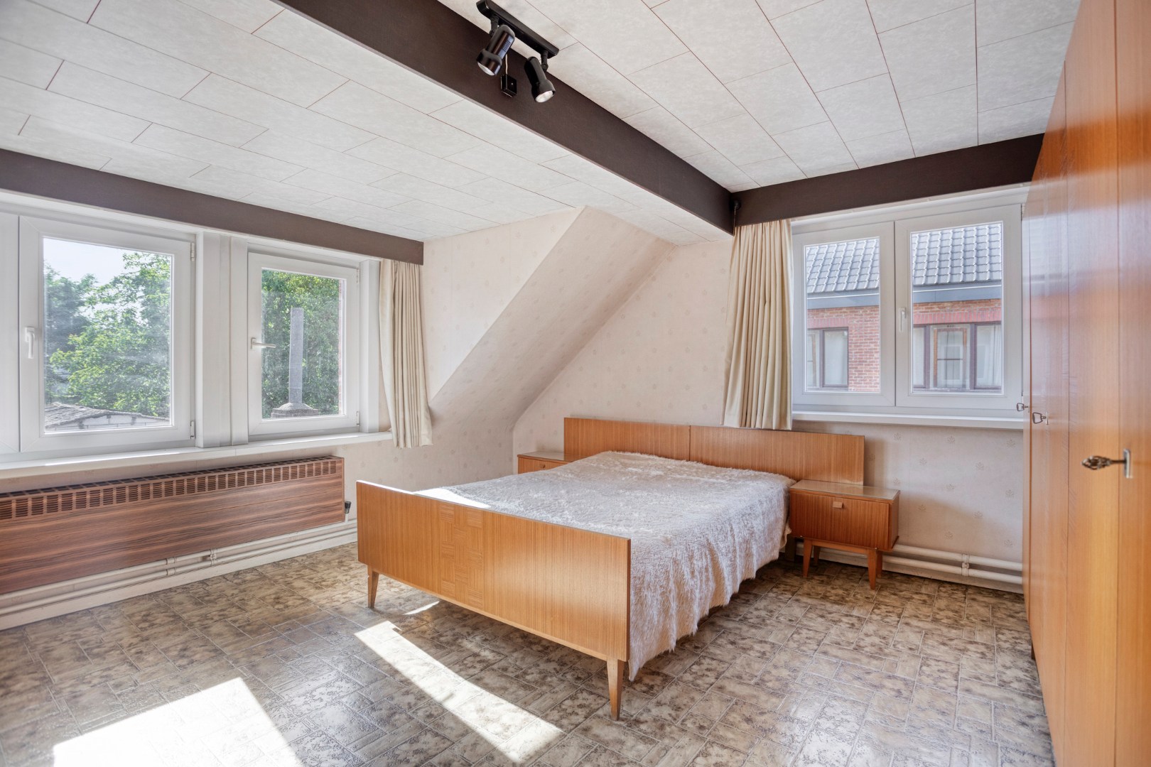 Te renoveren gezinswoning met 3 slpk. en ruime garage in Geel 
