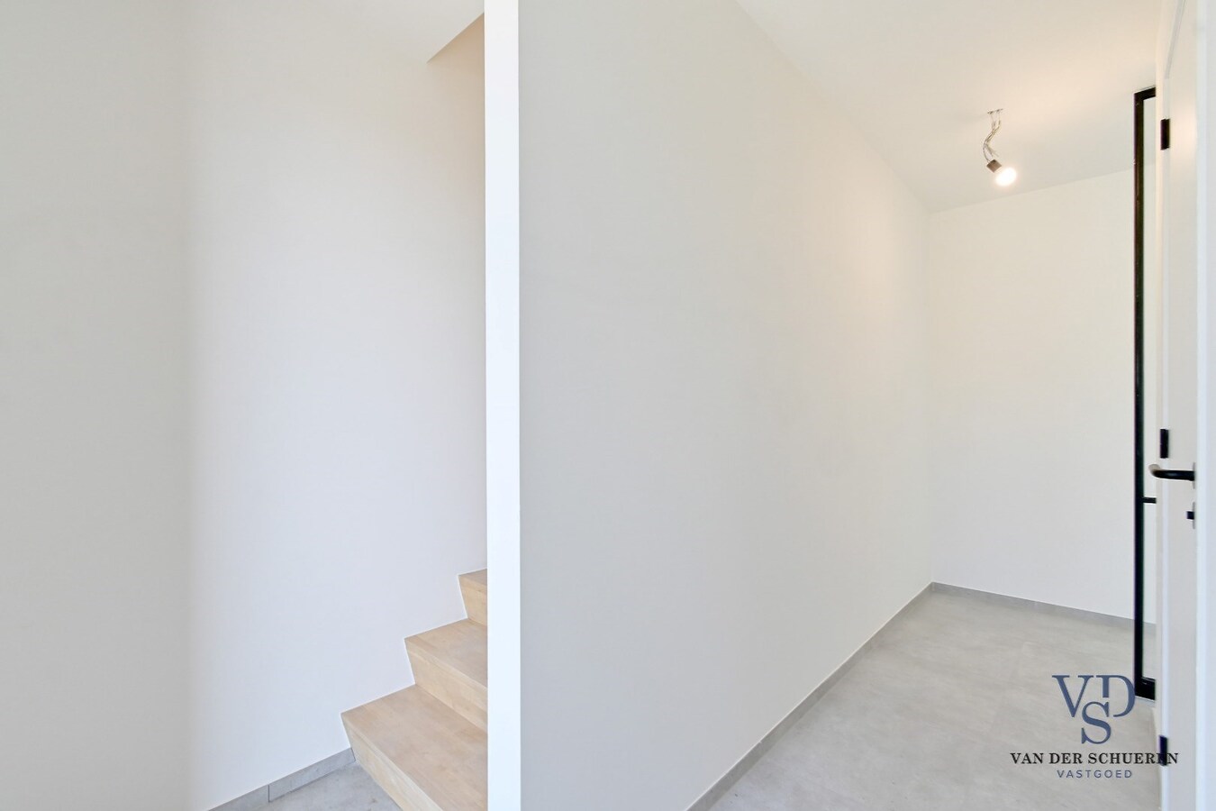 Half Open Bebouwing met buitenberging en carport 