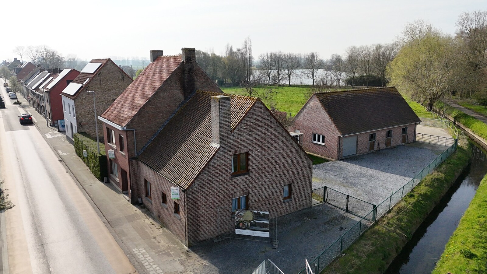 Alleenstaande woning met naastliggend stuk bouwgrond en weide te Eernegem 