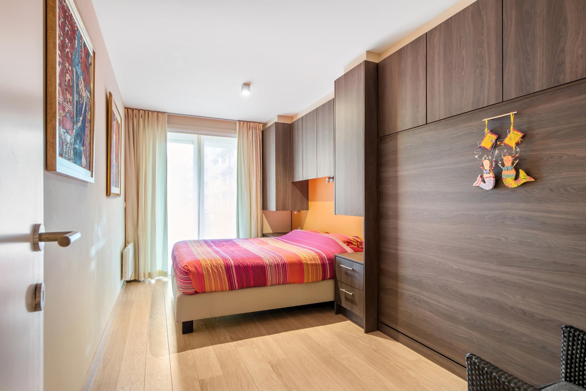 Instapklaar bemeubeld 3 slaapkamer appartement met terras 