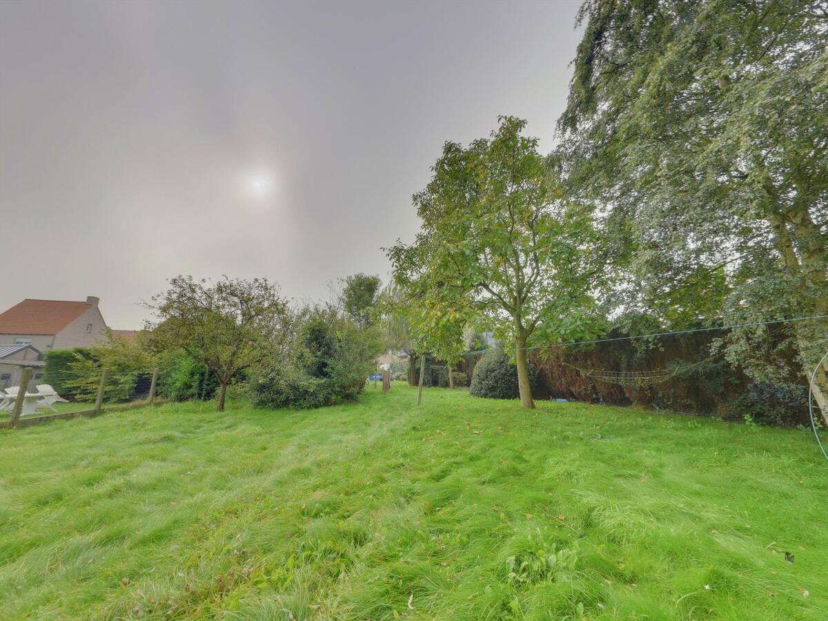 Vrijstaande woning met grote tuin te Jabbeke 