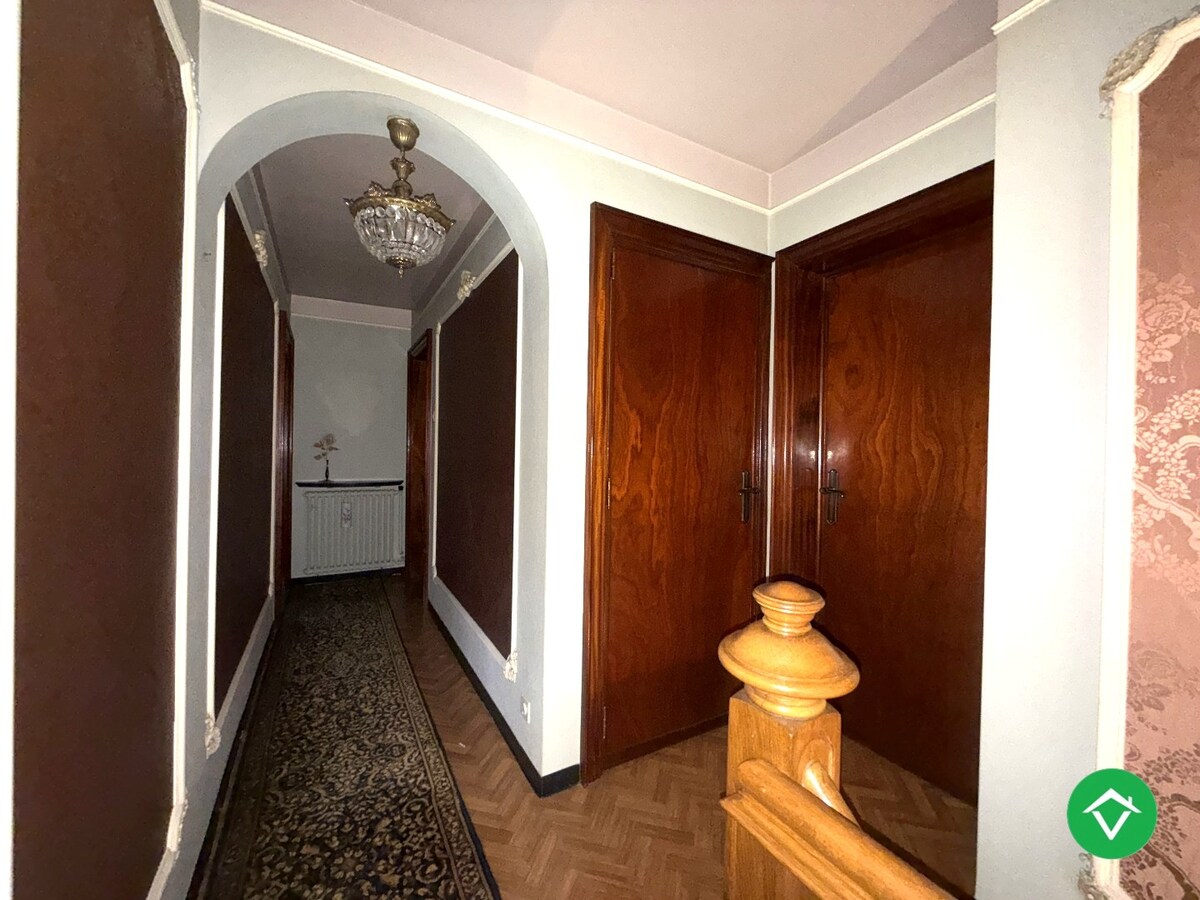 Karaktervolle, stevige woning met 4 slaapkamers, tuin en garage in centrum Roeselare 